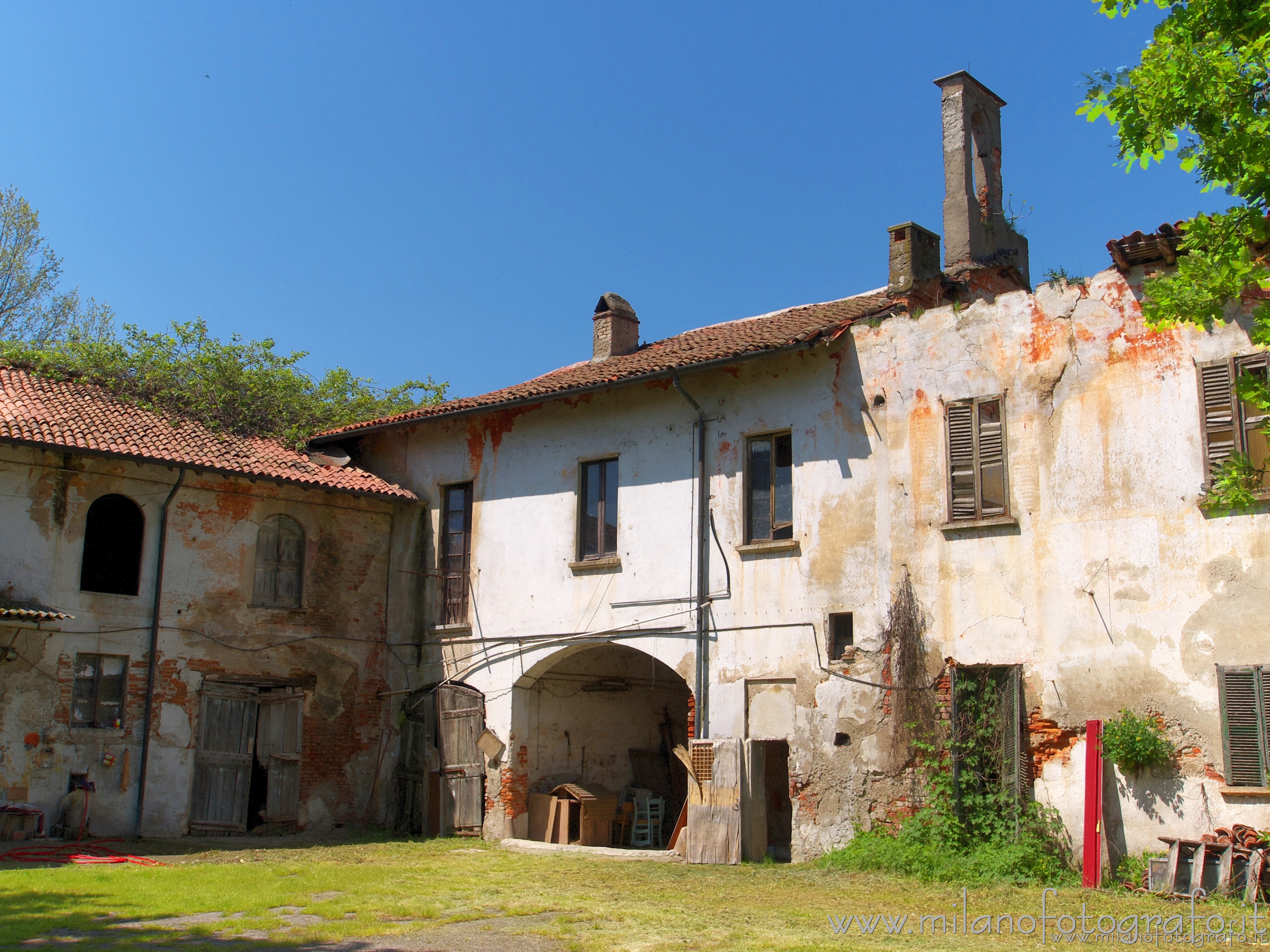 Milano - Vecchie case del borgo di Assiano, uno dei tanti borghi di Milano